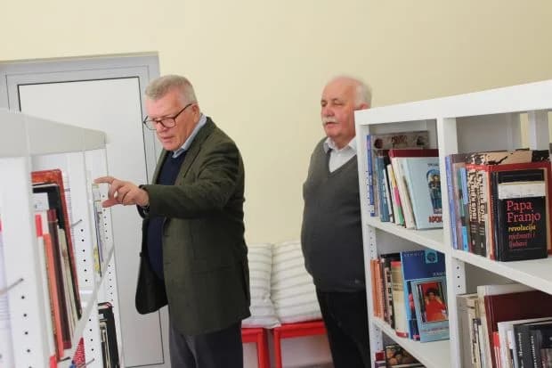 Novinar Neno Kužina posjetio tvrtku „Vina Markota“, pleterničku Knjižnicu, Muzej bećarca i Bećarski šor