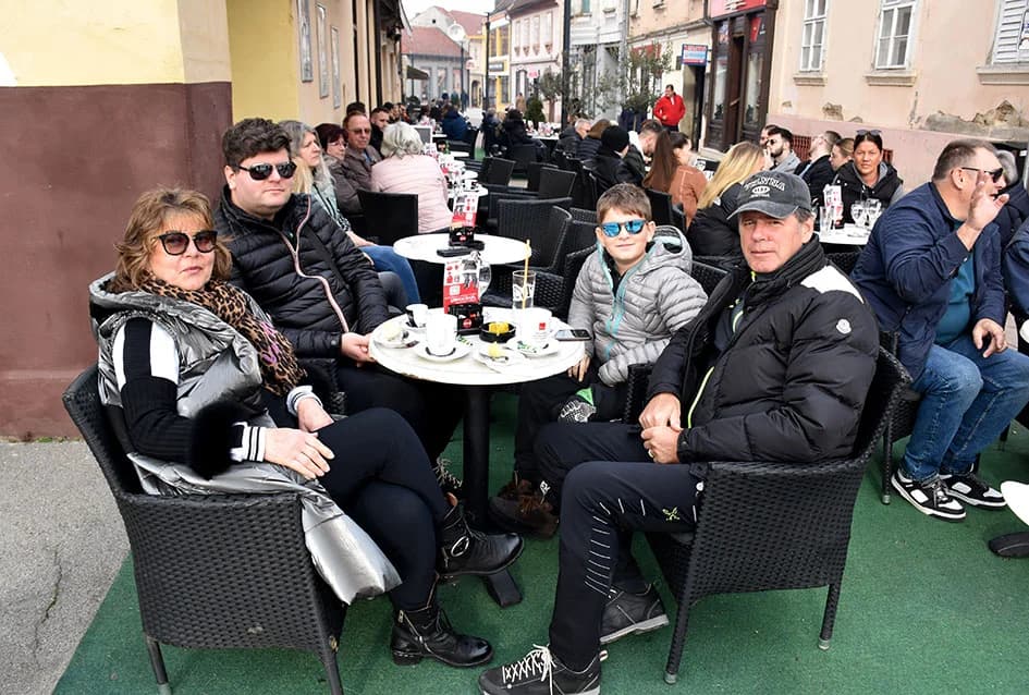 UGODNO VRIJEME IZMAMILO POŽEŽANE U NA TERASE KAFIĆA: ʼLijepe žene prolaze kroz gradʼ