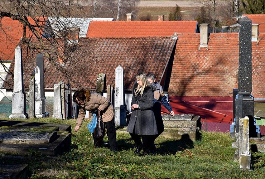 SJEĆANJE NA STRADANJA: Vijenci u čast stradalih Židova, te kamenčići na grobove