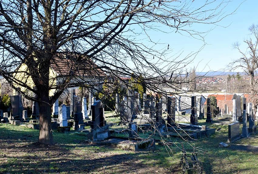 SJEĆANJE NA STRADANJA: Vijenci u čast stradalih Židova, te kamenčići na grobove