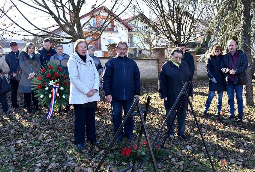 SJEĆANJE NA STRADANJA: Vijenci u čast stradalih Židova, te kamenčići na grobove