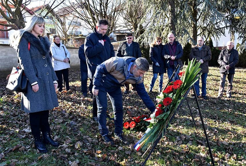SJEĆANJE NA STRADANJA: Vijenci u čast stradalih Židova, te kamenčići na grobove