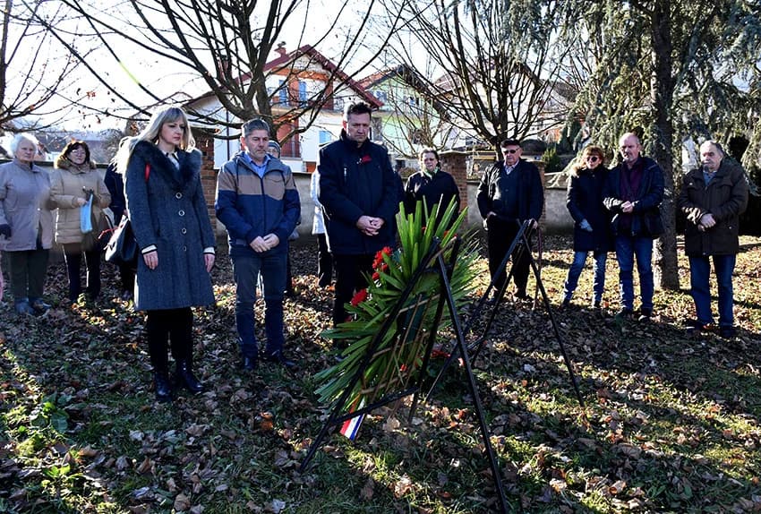 SJEĆANJE NA STRADANJA: Vijenci u čast stradalih Židova, te kamenčići na grobove