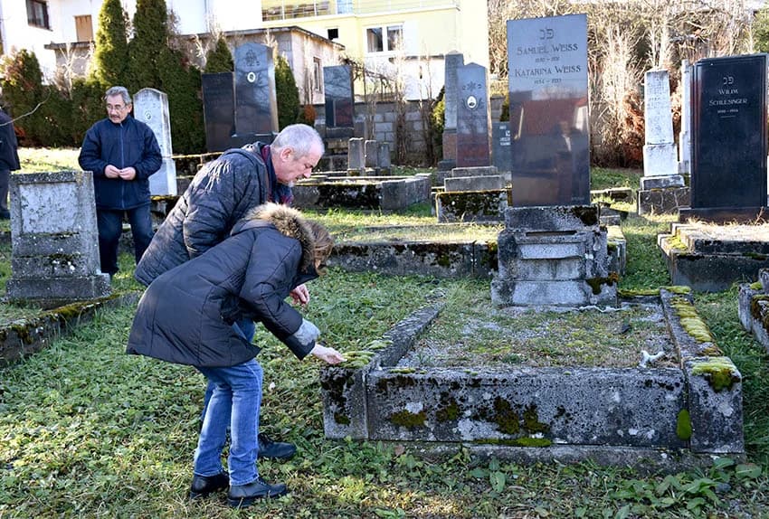 SJEĆANJE NA STRADANJA: Vijenci u čast stradalih Židova, te kamenčići na grobove