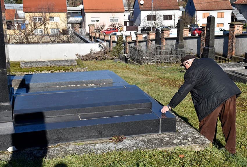 SJEĆANJE NA STRADANJA: Vijenci u čast stradalih Židova, te kamenčići na grobove
