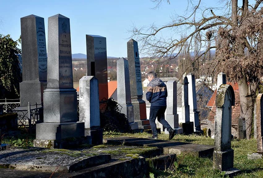 SJEĆANJE NA STRADANJA: Vijenci u čast stradalih Židova, te kamenčići na grobove