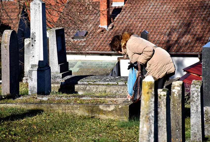 SJEĆANJE NA STRADANJA: Vijenci u čast stradalih Židova, te kamenčići na grobove