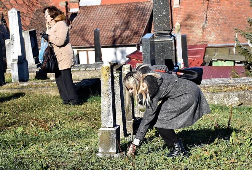 SJEĆANJE NA STRADANJA: Vijenci u čast stradalih Židova, te kamenčići na grobove