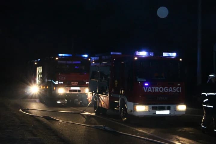 Iz pecala se proširila vatra i zapalila vikendicu u Viškovcima