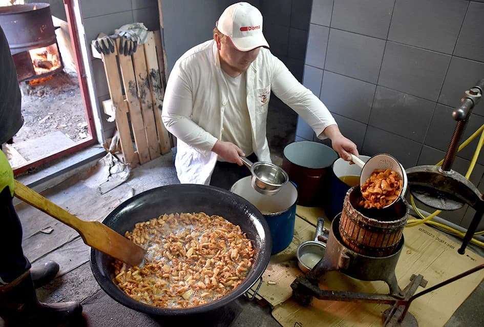 Miris svježih čvaraka širi se u zraku