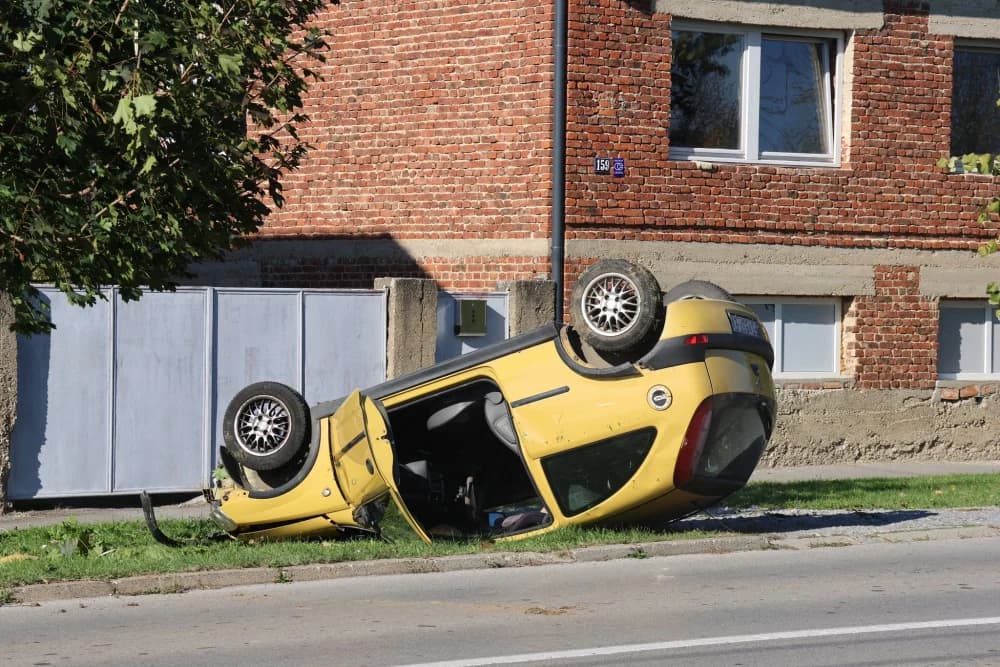 Sletio s ceste i udario u stablo / FOTO/