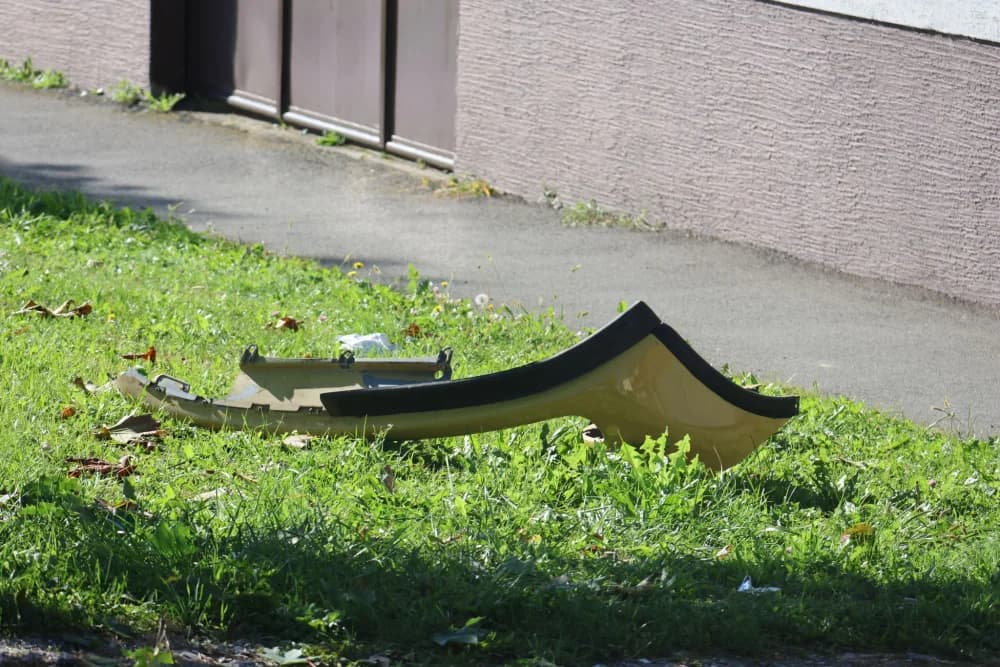 Sletio s ceste i udario u stablo / FOTO/