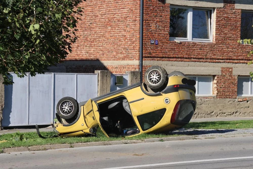 Sletio s ceste i udario u stablo / FOTO/