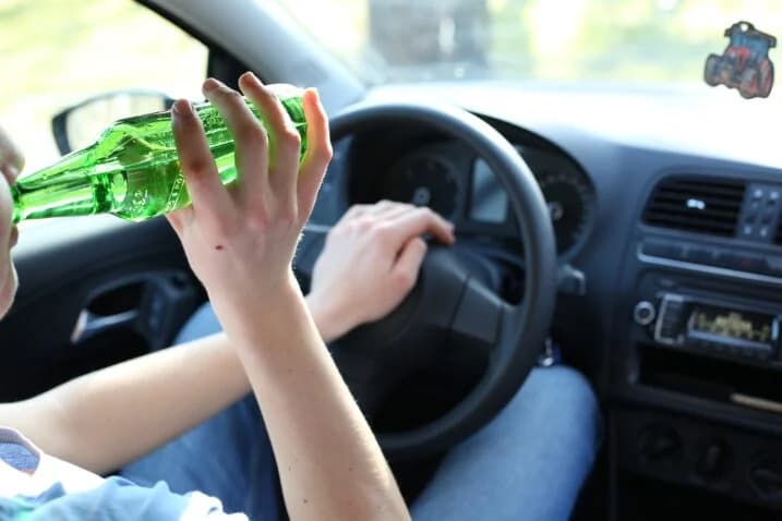 Izvjesna pijana ʼdamaʼ s 1,58 promila alkohola vrijeđala policijske službenike