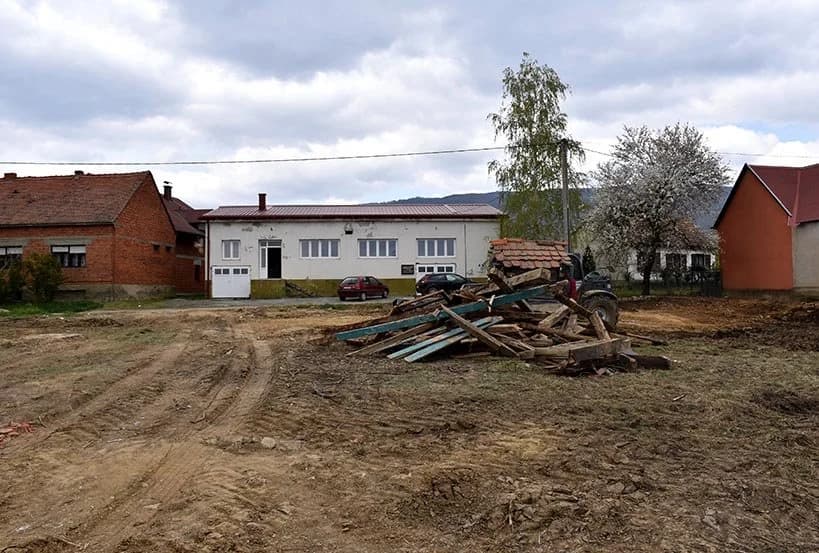 S periferije Hrnjevca dječje igralište premještaju u središte sela /FOTO/
