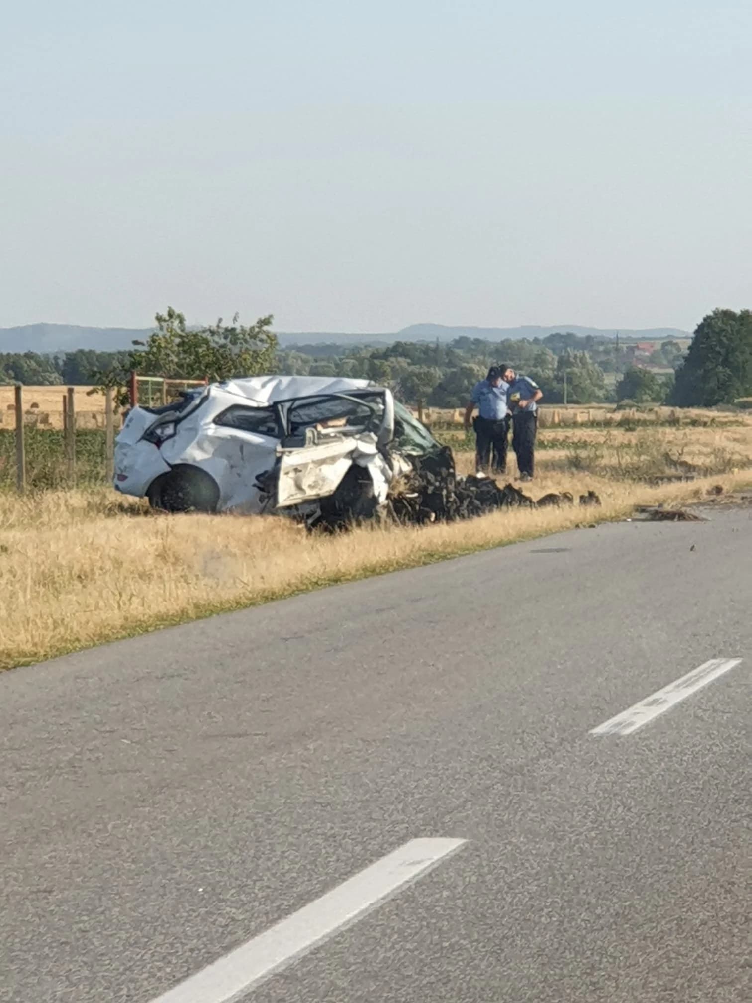 Od siline udarca osobno vozilo smrskano do neprepoznatljivosti - vozač teško ozlijeđen prevezen u požešku bolnicu