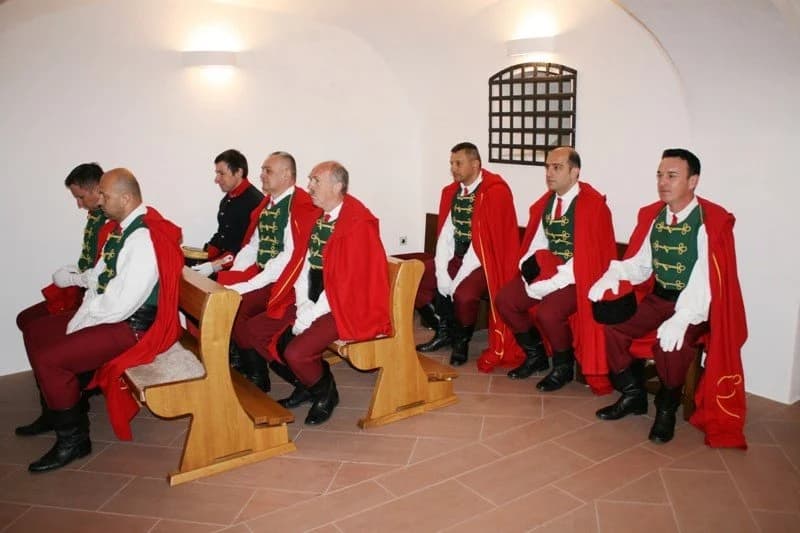 Dostojanstveno i odgovorno: Trenkovi panduri i ovu godinu bili čuvari isusovog groba u kripti požeške Katedrale /FOTO/