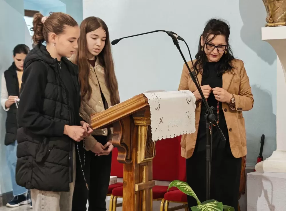 Mali Sibinjci primjer svima: mole Gospinu krunicu za mir u svijetu