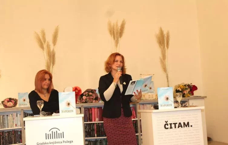 POETSKA VEČER  Predstavljena zbirka pjesama „Napokon“ požeške pjesnikinje Verice Sinjaković