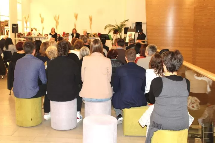POETSKA VEČER  Predstavljena zbirka pjesama „Napokon“ požeške pjesnikinje Verice Sinjaković