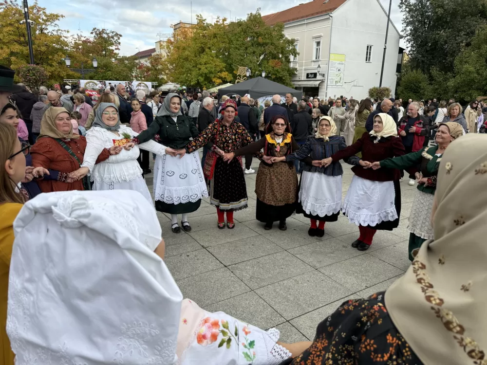 Pogača Fest oživio duh Slavonskog Broda – 20-metarska šokačka pogača za Guinnessa i nezaboravno slavlje na Korzu