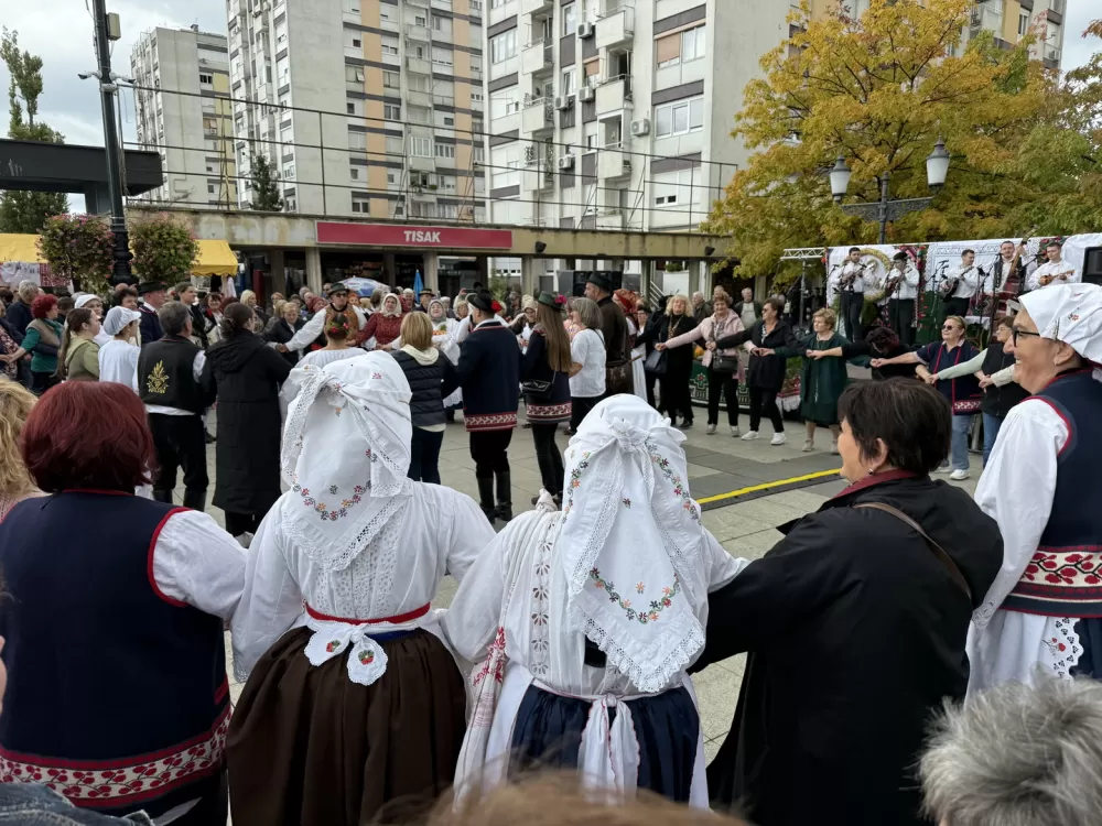 Pogača Fest oživio duh Slavonskog Broda – 20-metarska šokačka pogača za Guinnessa i nezaboravno slavlje na Korzu