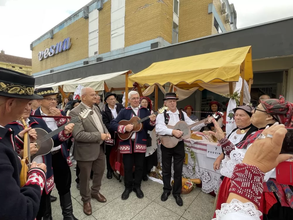 Pogača Fest oživio duh Slavonskog Broda – 20-metarska šokačka pogača za Guinnessa i nezaboravno slavlje na Korzu