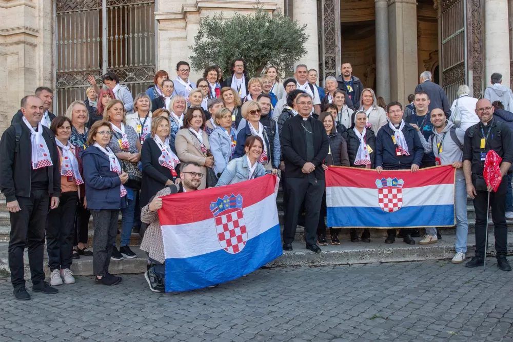 VELIKA FOTOGALERIJA: Vjernici Požeške biskupije hodočastili u Rim povodom jubileja i 1100. obljetnice Splitskih sabora