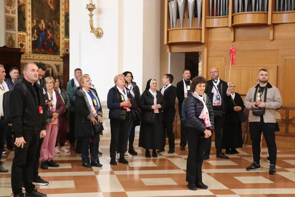 VELIKA FOTOGALERIJA: Vjernici Požeške biskupije hodočastili u Rim povodom jubileja i 1100. obljetnice Splitskih sabora