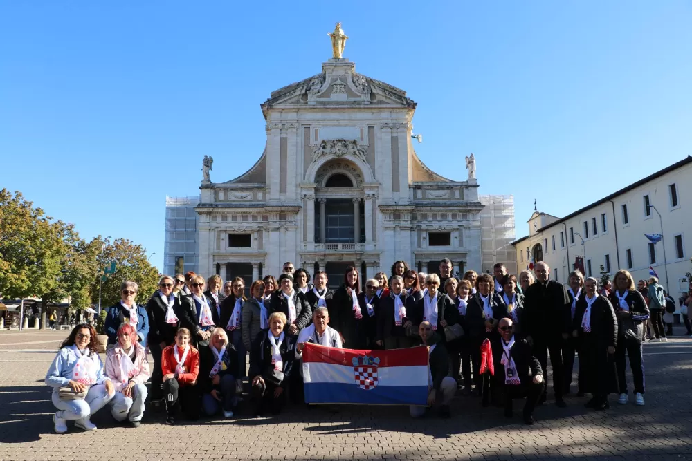 VELIKA FOTOGALERIJA: Vjernici Požeške biskupije hodočastili u Rim povodom jubileja i 1100. obljetnice Splitskih sabora