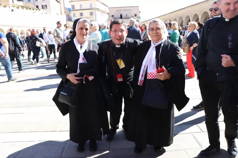 VELIKA FOTOGALERIJA: Vjernici Požeške biskupije hodočastili u Rim povodom jubileja i 1100. obljetnice Splitskih sabora