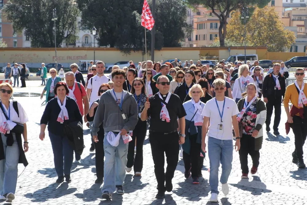VELIKA FOTOGALERIJA: Vjernici Požeške biskupije hodočastili u Rim povodom jubileja i 1100. obljetnice Splitskih sabora
