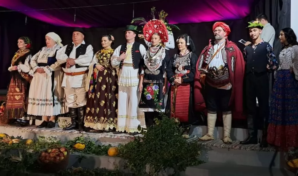 SB Online | Revija ‘Obnavljamo baštinu’ u Trnjanima ponovno oduševila: Narodne nošnje kao most između prošlosti i budućnosti