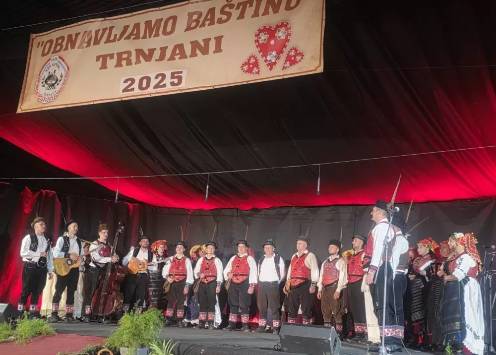 Revija ‘Obnavljamo baštinu’ u Trnjanima ponovno oduševila: Narodne nošnje kao most između prošlosti i budućnosti
