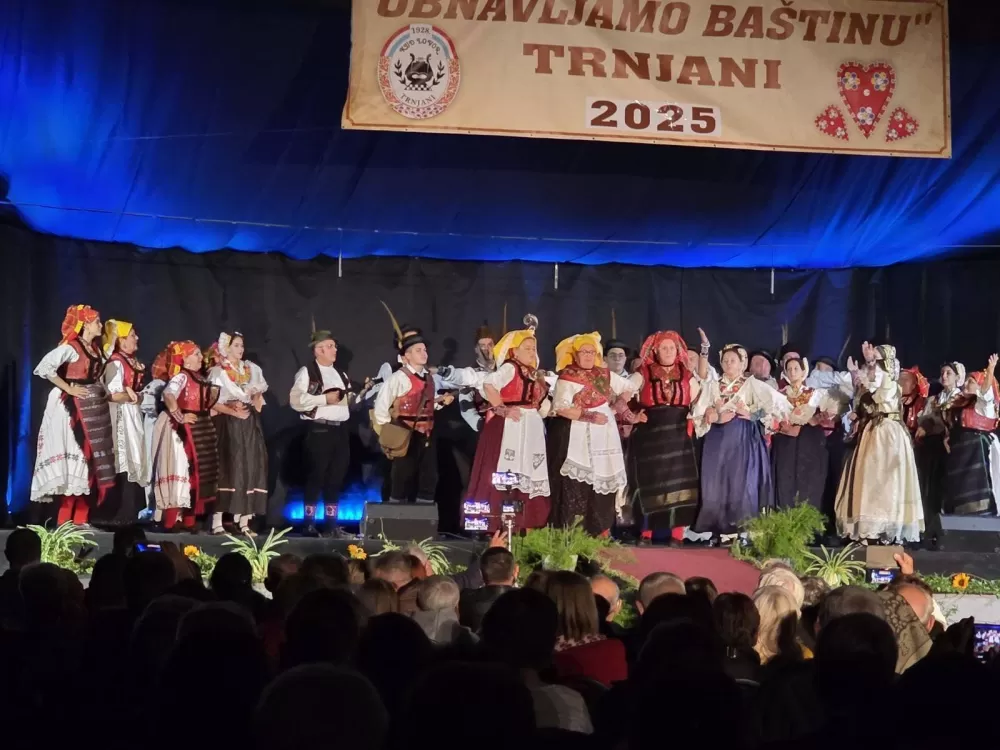 Revija ‘Obnavljamo baštinu’ u Trnjanima ponovno oduševila: Narodne nošnje kao most između prošlosti i budućnosti