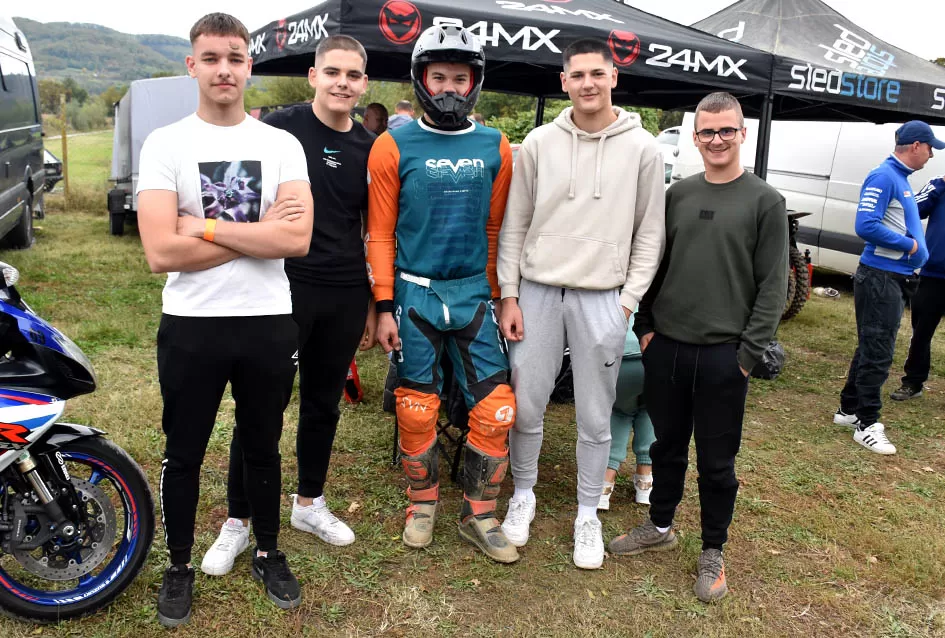Atraktivne vožnje motociklista na motocross stazi Villare