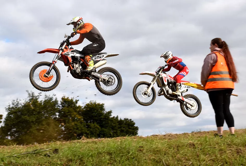 Atraktivne vožnje motociklista na motocross stazi Villare