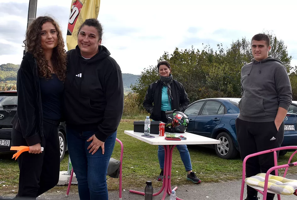 Atraktivne vožnje motociklista na motocross stazi Villare