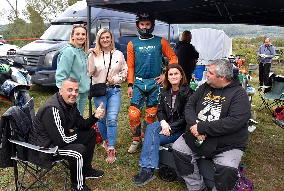 Atraktivne vožnje motociklista na motocross stazi Villare