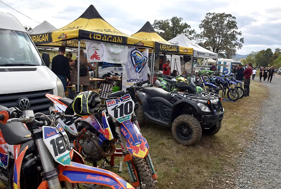 Atraktivne vožnje motociklista na motocross stazi Villare