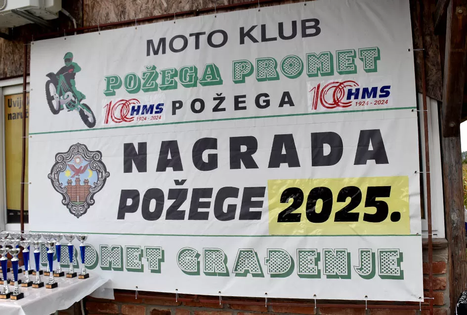 Atraktivne vožnje motociklista na motocross stazi Villare