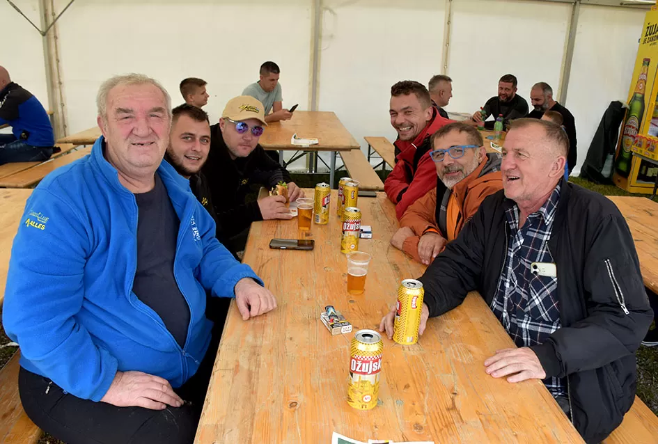 Atraktivne vožnje motociklista na motocross stazi Villare