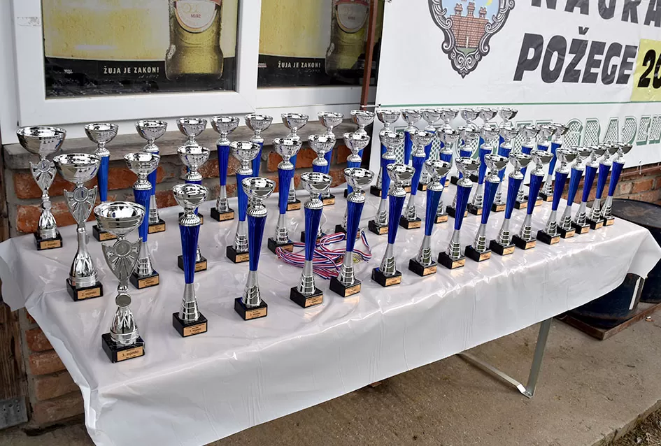 Atraktivne vožnje motociklista na motocross stazi Villare