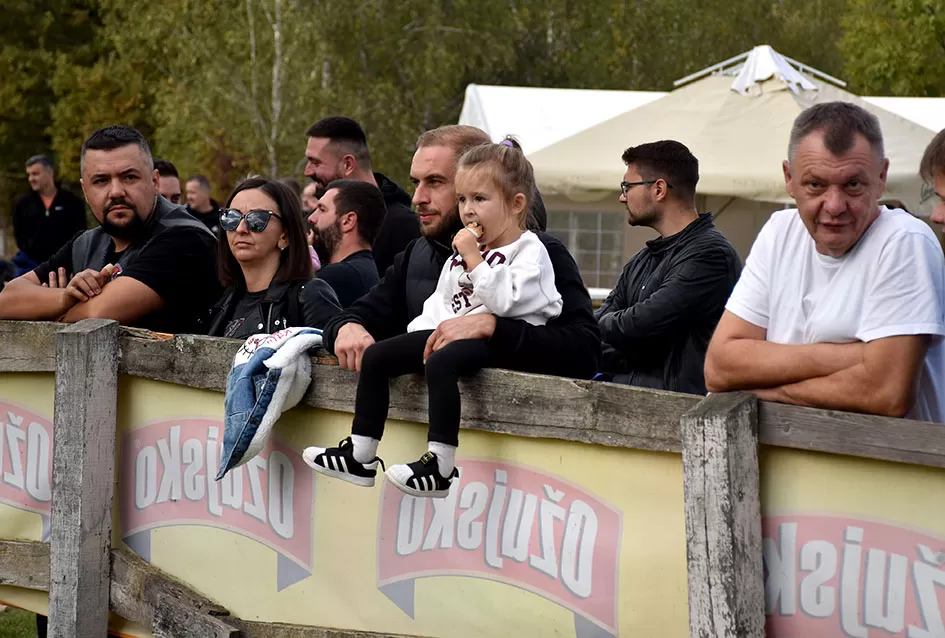 Atraktivne vožnje motociklista na motocross stazi Villare