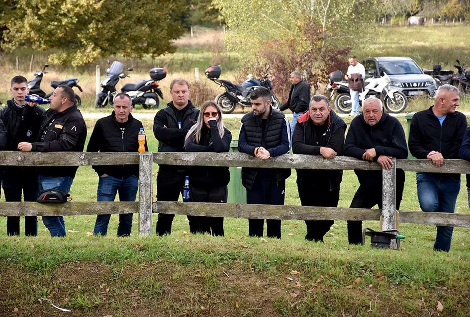 Atraktivne vožnje motociklista na motocross stazi Villare