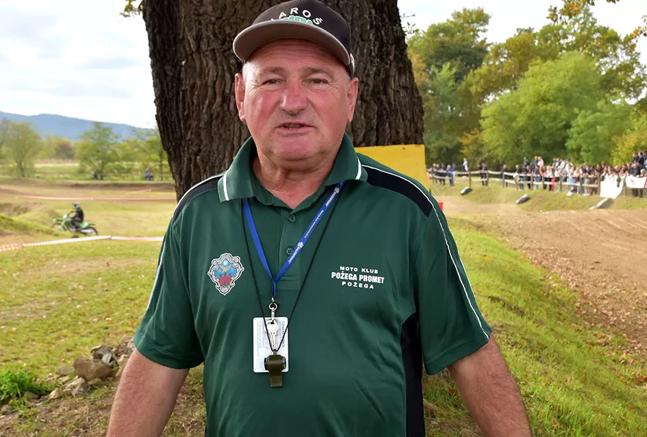 Atraktivne vožnje motociklista na motocross stazi Villare
