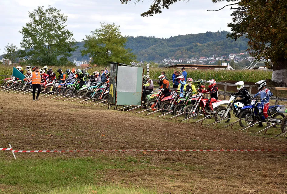 Atraktivne vožnje motociklista na motocross stazi Villare