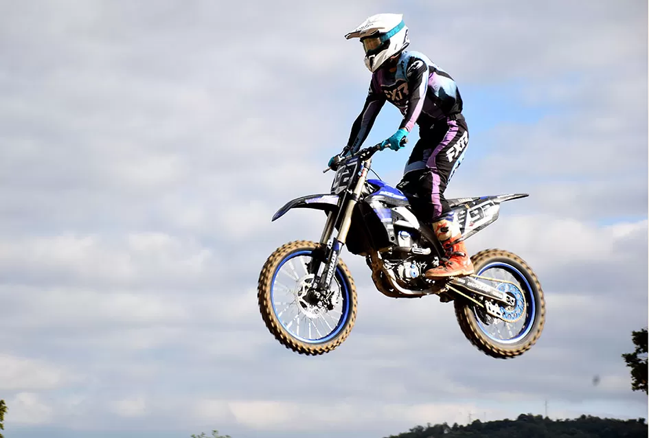 Atraktivne vožnje motociklista na motocross stazi Villare