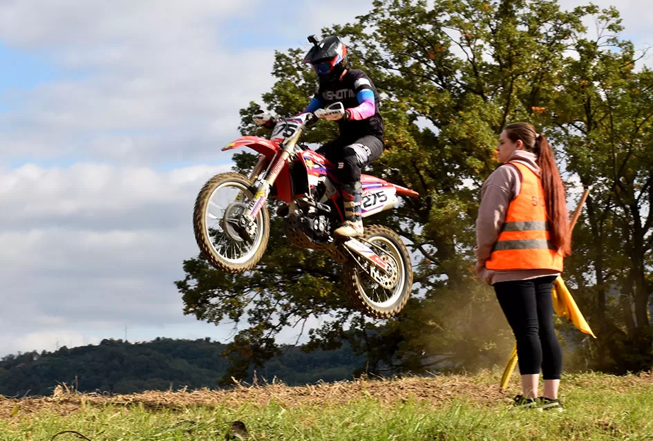 Atraktivne vožnje motociklista na motocross stazi Villare