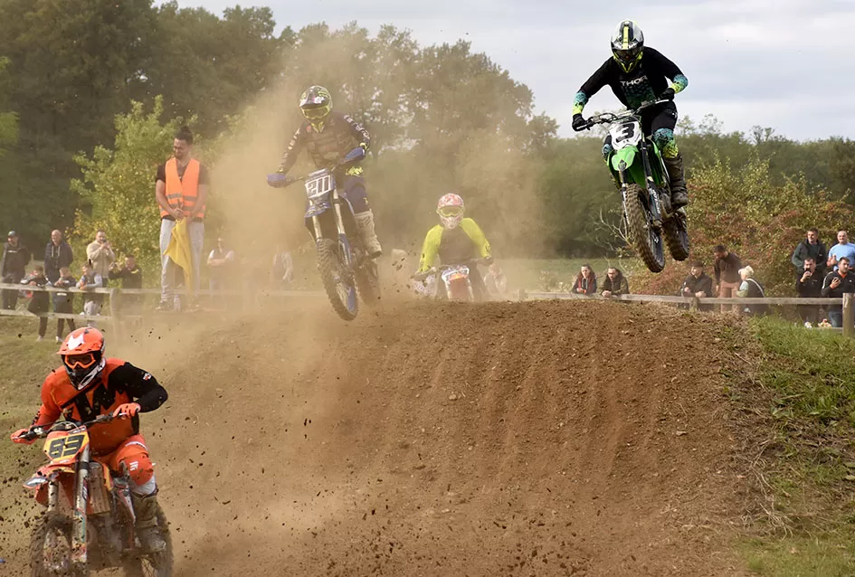 Atraktivne vožnje motociklista na motocross stazi Villare